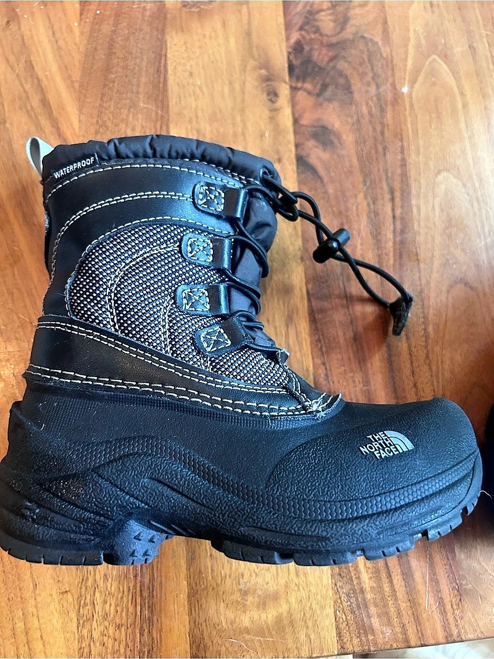Like new ❄️ The North Face Alpenglow Black Snow Boots kids 11